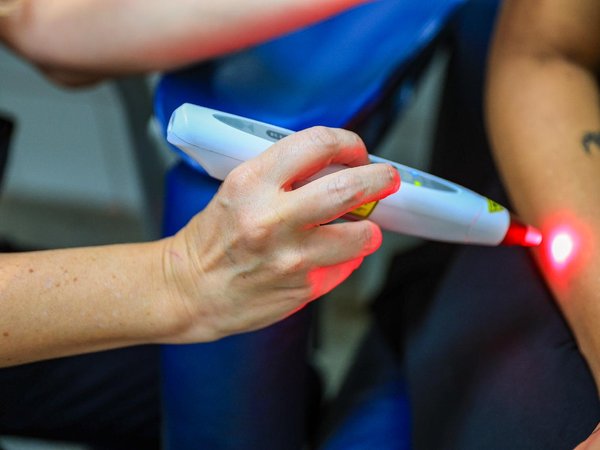 Ribeirão Preto implanta uso de laser para tratar lesões mamárias em mulheres que amamentam